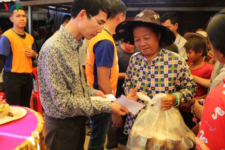Relief aid presented to overseas Vietnamese in Cambodia’s flood-hit areas