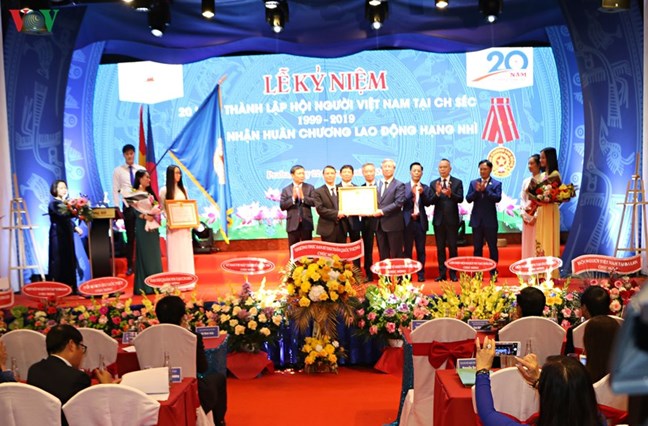 Overseas Vietnamese ​Association in Czech presented second-class Labor Order