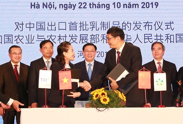 Vietnam’s first batch of milk exported to China