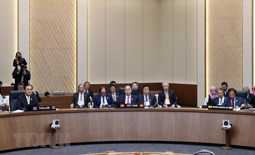 PM Nguyen Xuan Phuc attends ASEAN-RoK CEO Summit