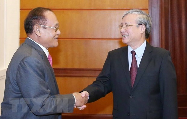 Party official receives Cambodian guest