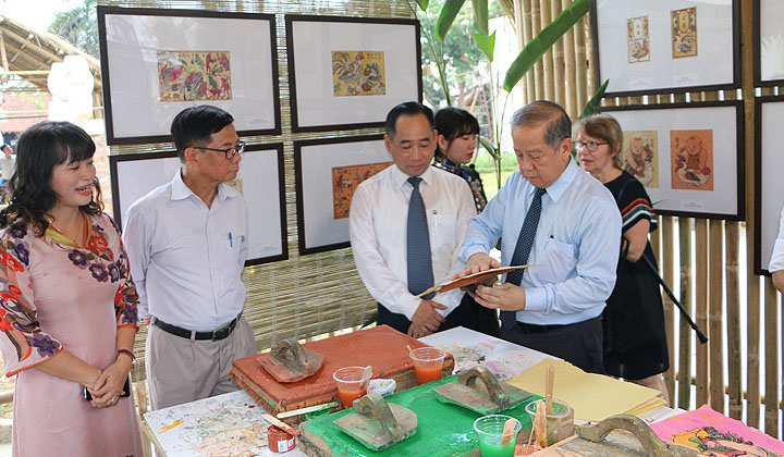 Nearly 100 traditional folk paintings on display in Thua Thien Hue