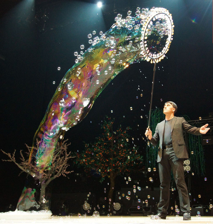 World famous bubble artist Fan Yang Fan Yang returns to Ho Chi Minh city