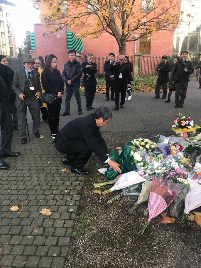 Vietnamese community in UK lays flowers to 39 Essex lorry victims