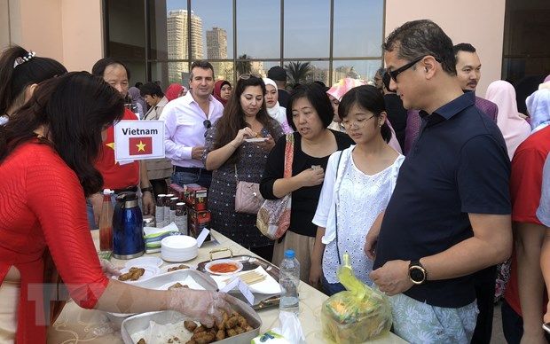 Vietnam joins international charity bazaar in Egypt
