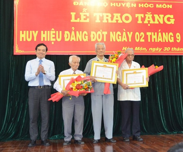 Southern city presents party badges to over 1,800 party members