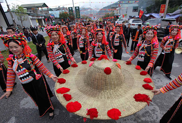 Vietnam - Laos - China “Con” throwing festival