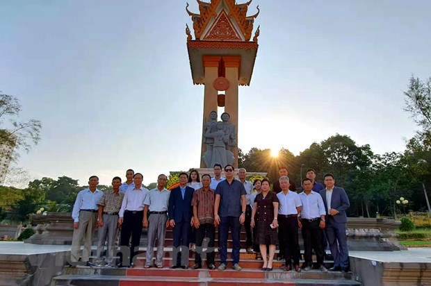 Vietnamese people in Cambodia pay tribute to voluntary soldiers