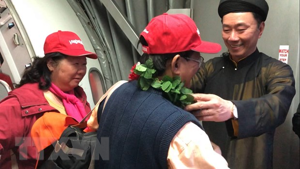 Ambassador Pham Sanh Chau enjoys first Hanoi - New Delhi direct flight