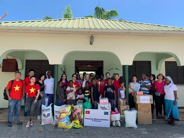Vietnamese women association in Tanzania visits orphaned children