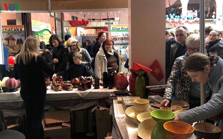 Vietnamese Embassy in Ukraine attends Charity Fair 2019