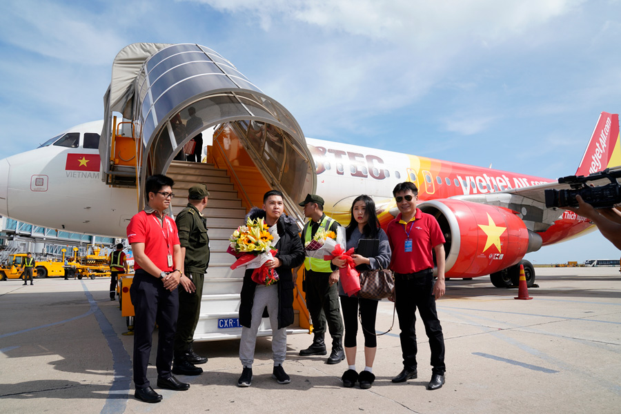Vietjet and Khanh Hoa welcome 10 millionth passenger in 2019