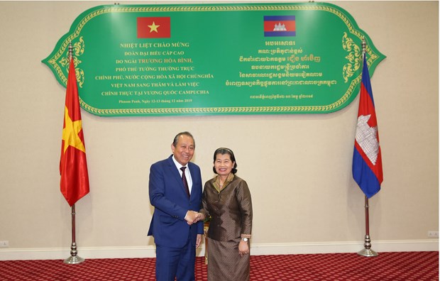 Standing Deputy PM Truong Hoa Binh visits Cambodia