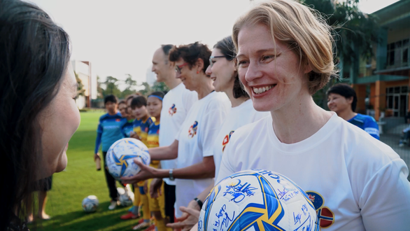 Ambassadors send Tet greetings, gender equality messages with female footballers