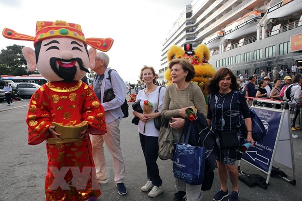 Nearly 2 million international visitors come to Vietnam