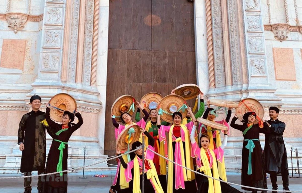 Vietnamese folk dances impress visitors at Dancin’BO festival in Italy
