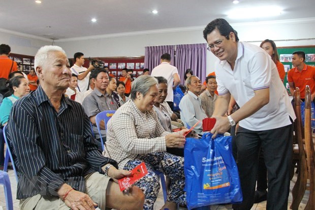 Poor Vietnamese households in Cambodia presented gifts