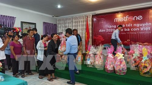 Poor Vietnamese families in Cambodia presented Tet gifts