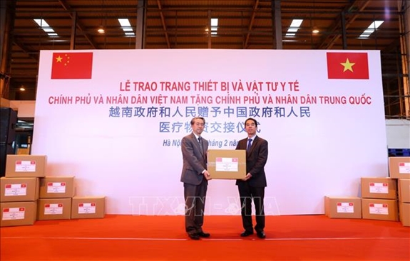 Vietnam presents medical equipment to China