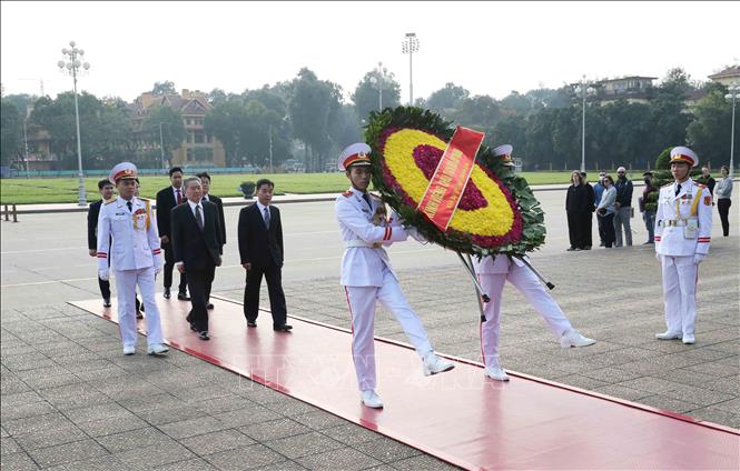 Japanese Communist Party delegation pays homage to President Ho Chi Minh