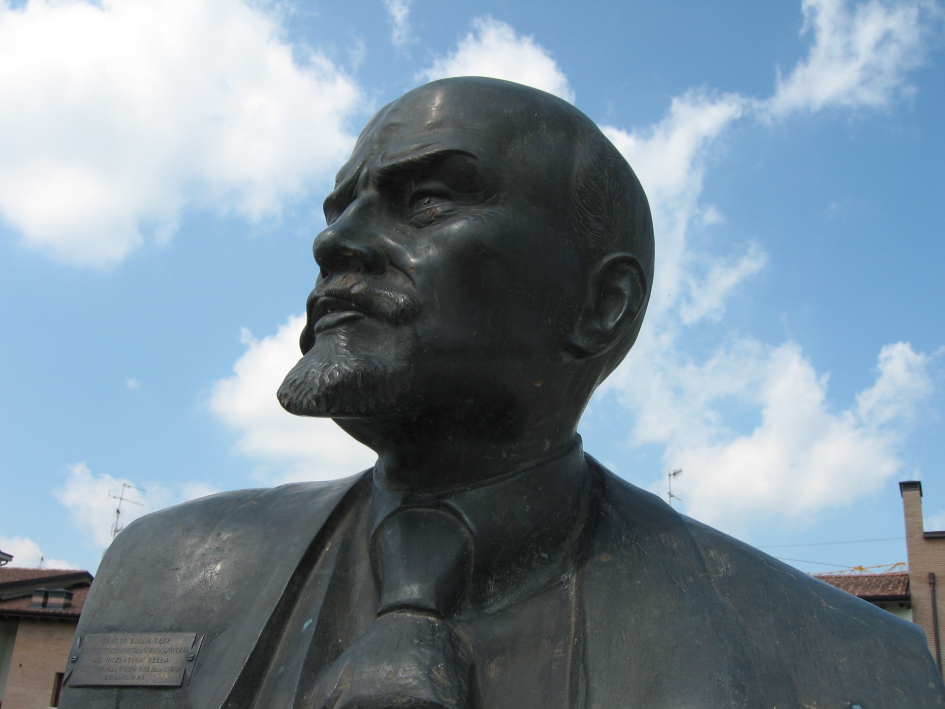 Vietnamese and Russian localities build Lenin Statute in Vinh city