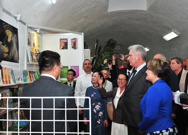 Cuban President visits Vietnam’s pavilion at Havana book fair