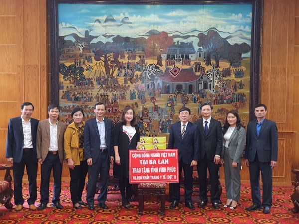 OVs in Poland present face masks to Vinh Phuc province