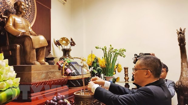 Overseas Vietnamese in Cambodia offer incense to President Ho Chi Minh