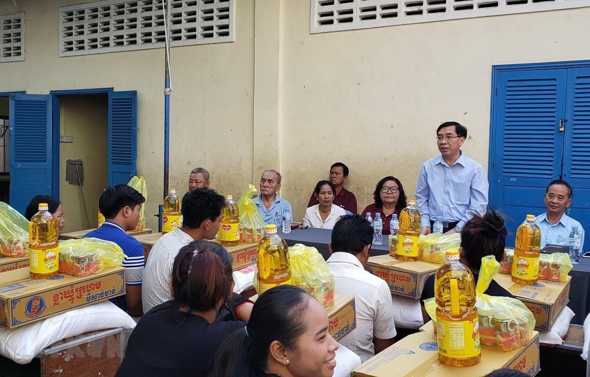Vietnamese Embassy presents gifts to Vietnamese families after fire in Phnom Penh