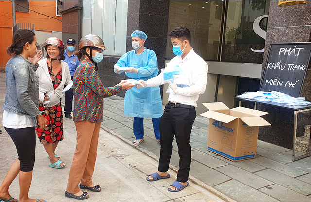 Ethnic groups in Ho Chi Minh City supported to update Covid-19 information