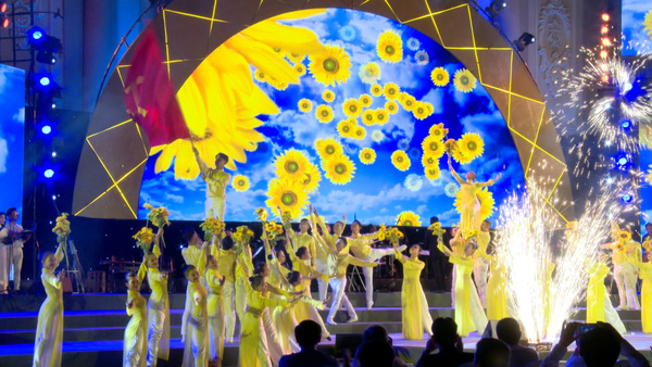 Ho Chi Minh City organizes art program to mark 90th anniversary of CPV