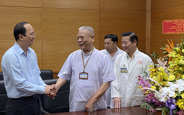 Congratulating elderly health workers on Vietnamese Doctors’ Day