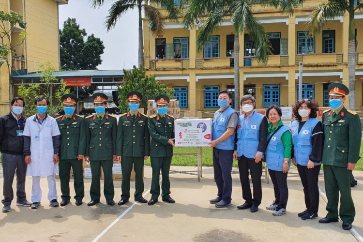 Koreans in Vietnam give aid to Covid-19 isolation areas