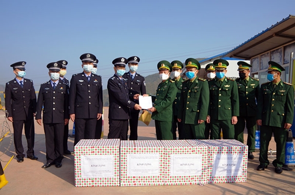 Thousands of face masks presented to Chinese border protection forces