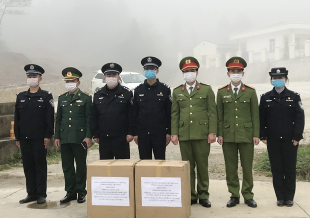 Vietnamese public security forces present 5,000 face masks to Chinese counterparts