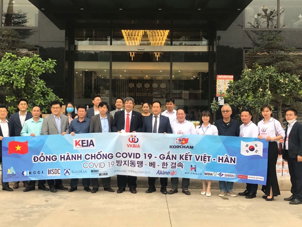 Korean businesses present Covid-19 preventive equipment to Quang Ninh