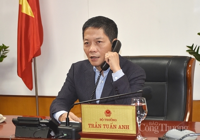 Minister holds phone talks with leader of Chinese region