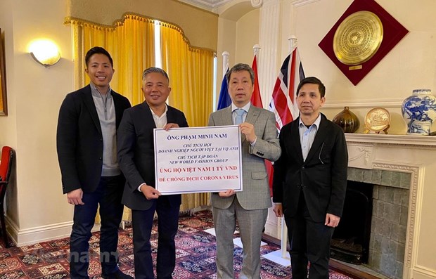 Overseas Vietnamese national in UK presents aid to COVID-19 fight