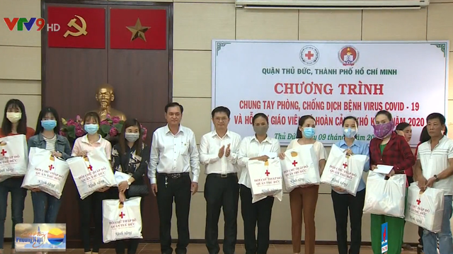 Ho Chi Minh city presents gift to teachers in difficult circumstance affected by Covid-19