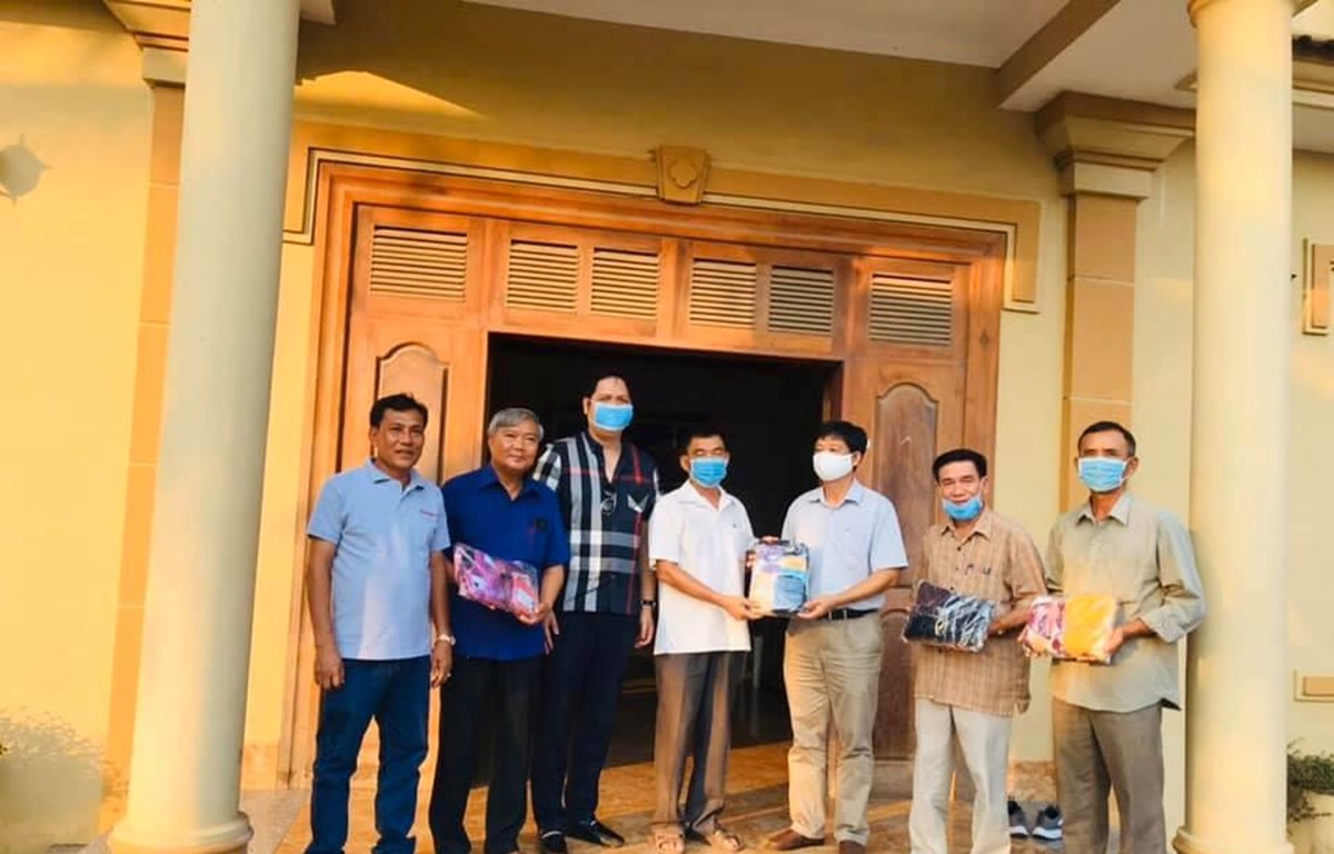 Consulate General presents face masks to overseas Vietnamese in Cambodia