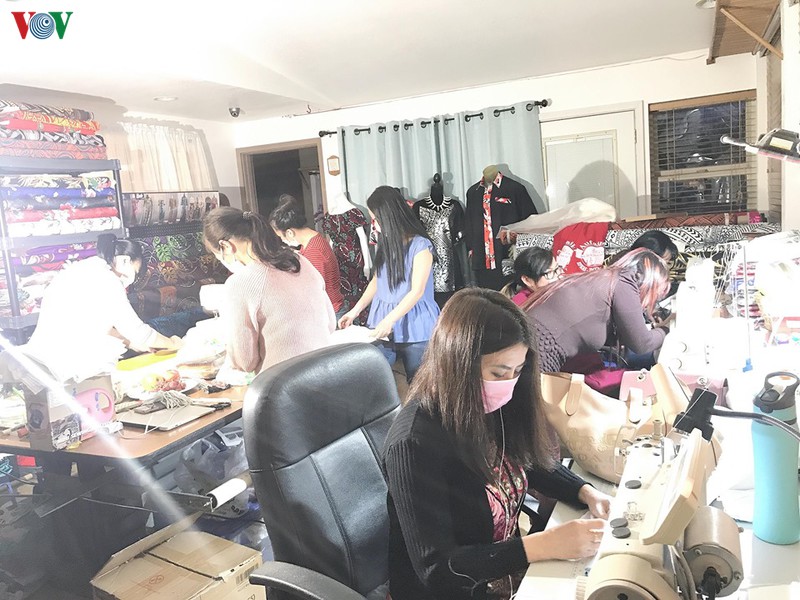 Vietnamese in US make face masks to present health workers ​