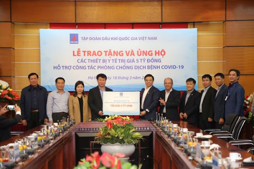 PVN presents medical equipment worth 5 billion VND to support COVID-19 prevention