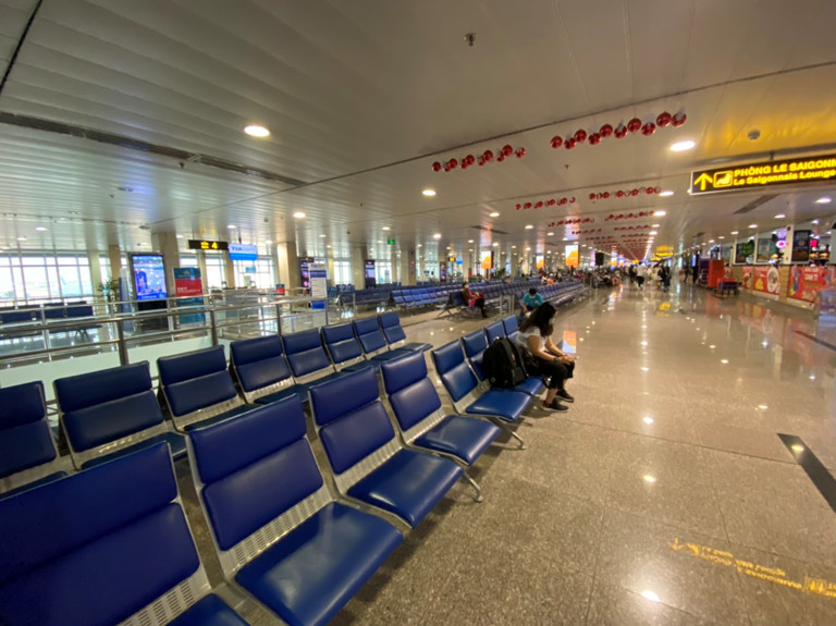Tan Son Nhat airport halts receiving overseas Vietnamese