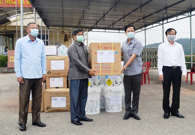 Vietnamese border guard provides COVID-19 medical equipment to Laos