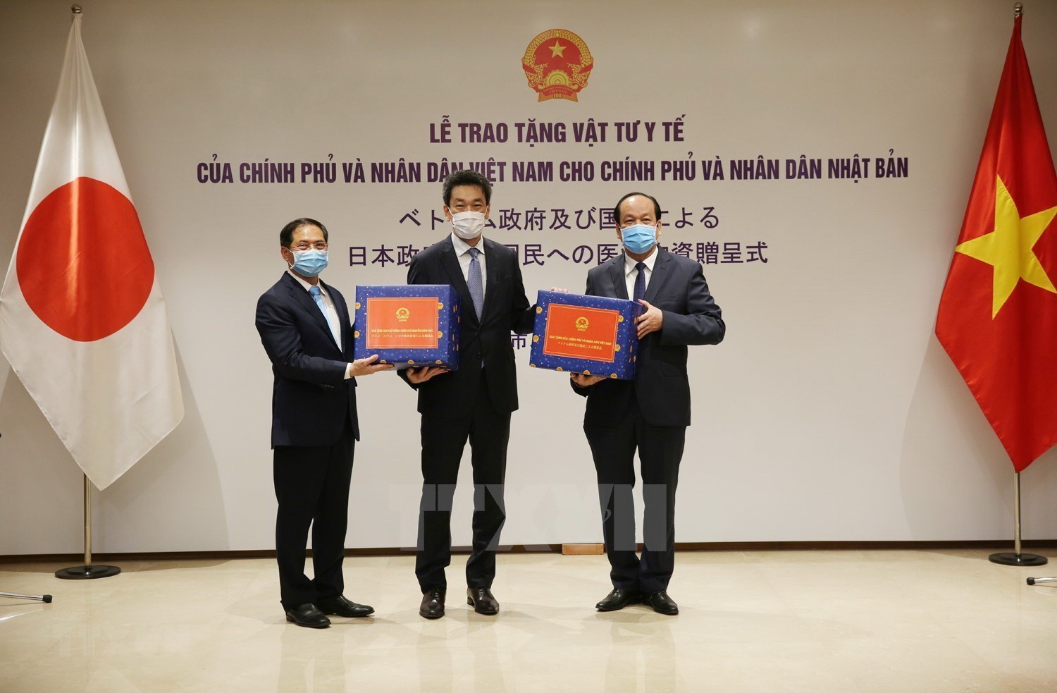 Vietnam presents medical supplies to Japan, Russia