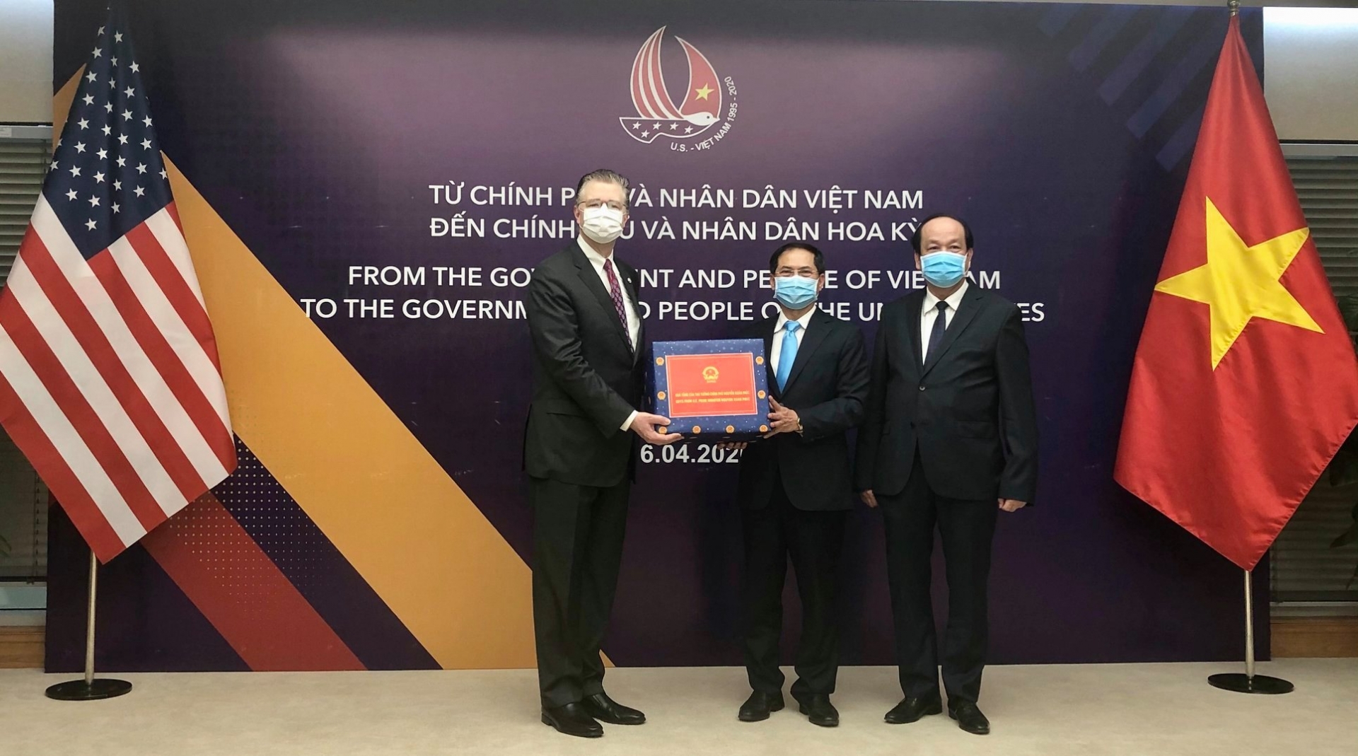 Vietnam unites with foreign countries in COVID-19 fight