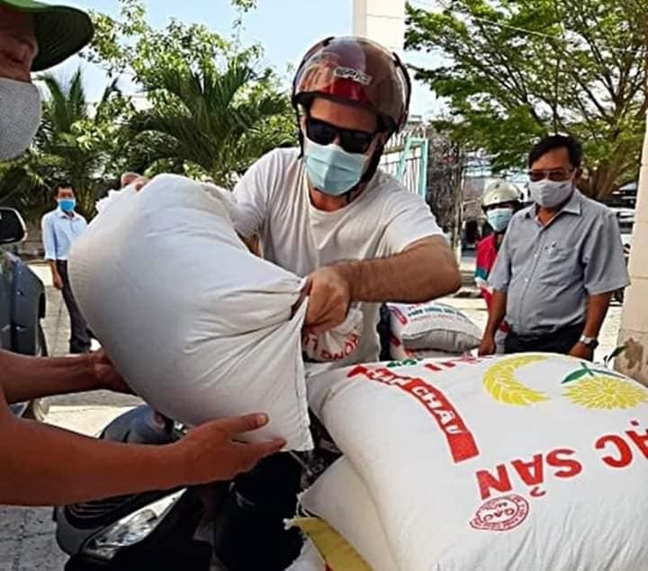 Foreigners in Vietnam join hands in allocating rice to poor