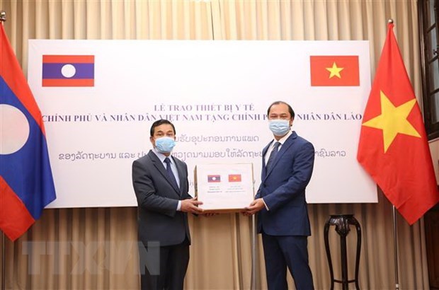 COVID-19 Vietnam presents medical equipment to Laos, Cambodia