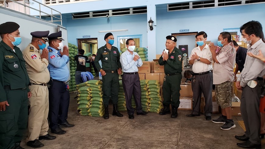 Relief gift presented to Vietnamese-Cambodian people