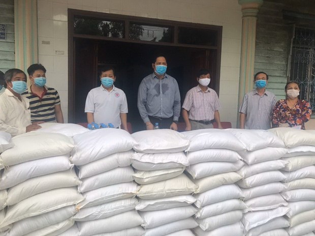 Kien Giang province presents gifts to Vietnamese - Cambodian people